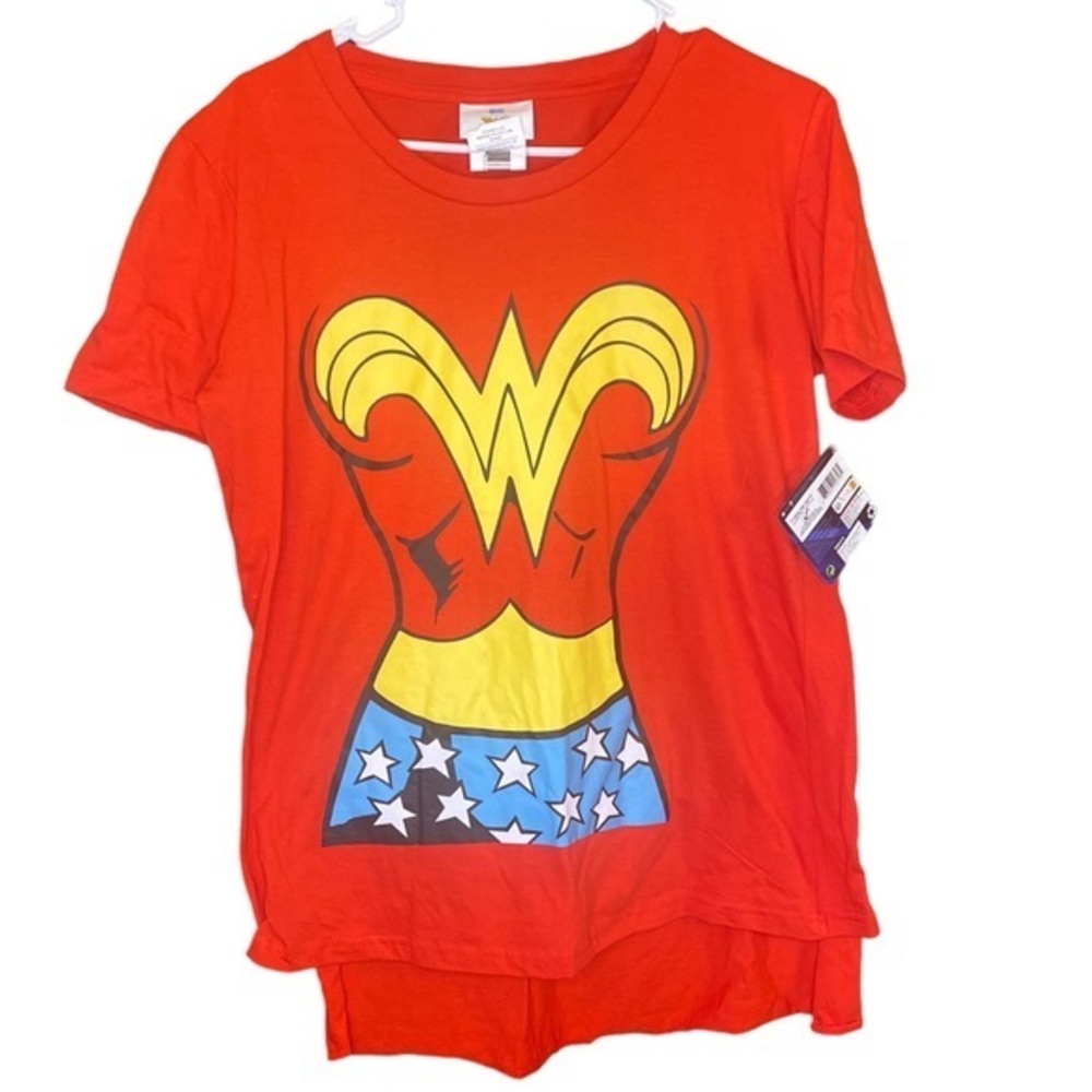 NWT Wonder women T-shirt with Velcro removable cape women’s size extra large XL